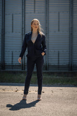 LA SUIT Jakkesæt i marineblå. Vi tilbyder også en tilhørende blazer for et komplet og stilfuldt look. Opdag vores udvalg af habitbukser og tilbehør for at fuldende din garderobe