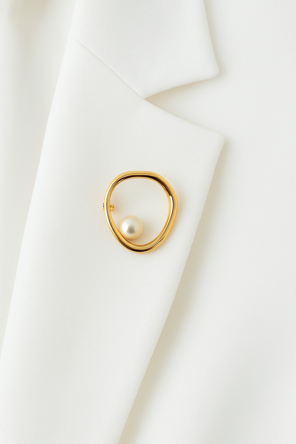 Pearl Broche