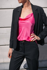 LA SUIT. Elegant pink dametop med draperet udskæring" og "Komfortabel pink top til kvinder."