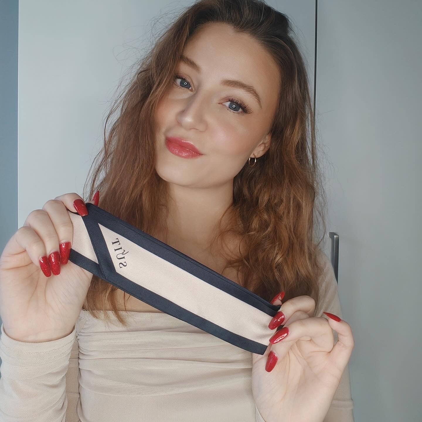 Kvinde fremviser LA SUIT Dobbelt side silk twilly.