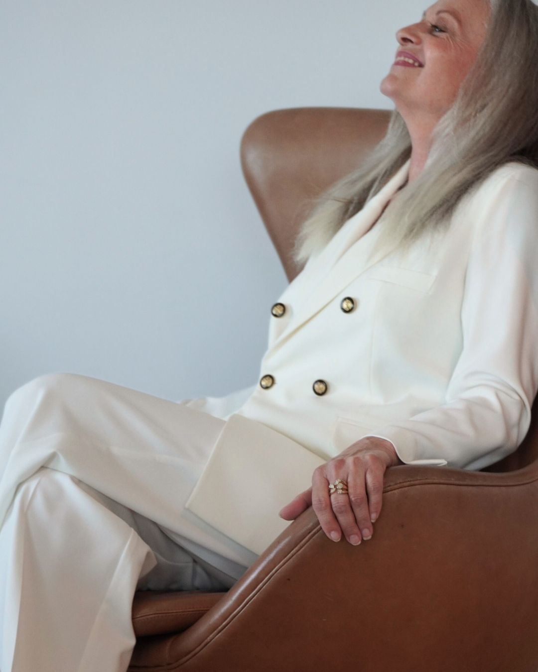 hvid suit women